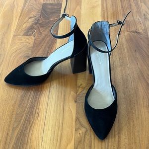 Seychelles. black velvet toe with leather block heel. Runs small.